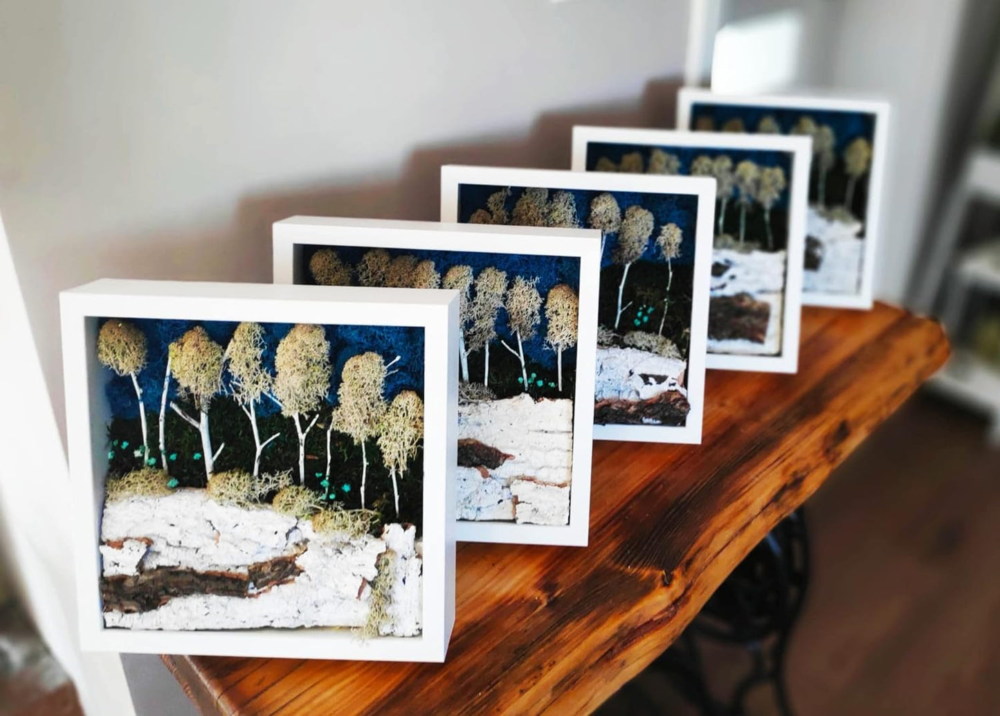 Composição de musgo de rena, decoração de interior em moldura branca - Magia de inverno em uma floresta 27x27cm