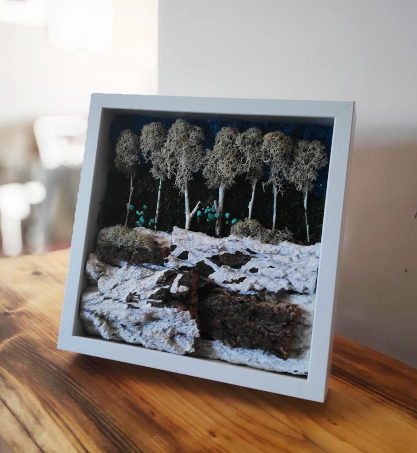 Composição de musgo de rena, decoração de interior em moldura branca - Magia de inverno em uma floresta 27x27cm