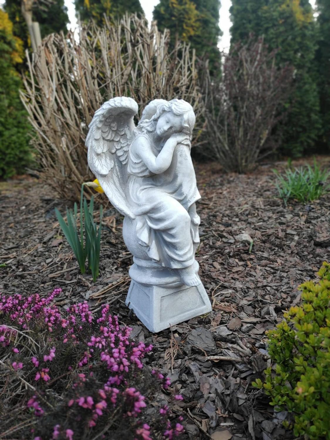 Escultura de anjo descansando em pedestal 42cm