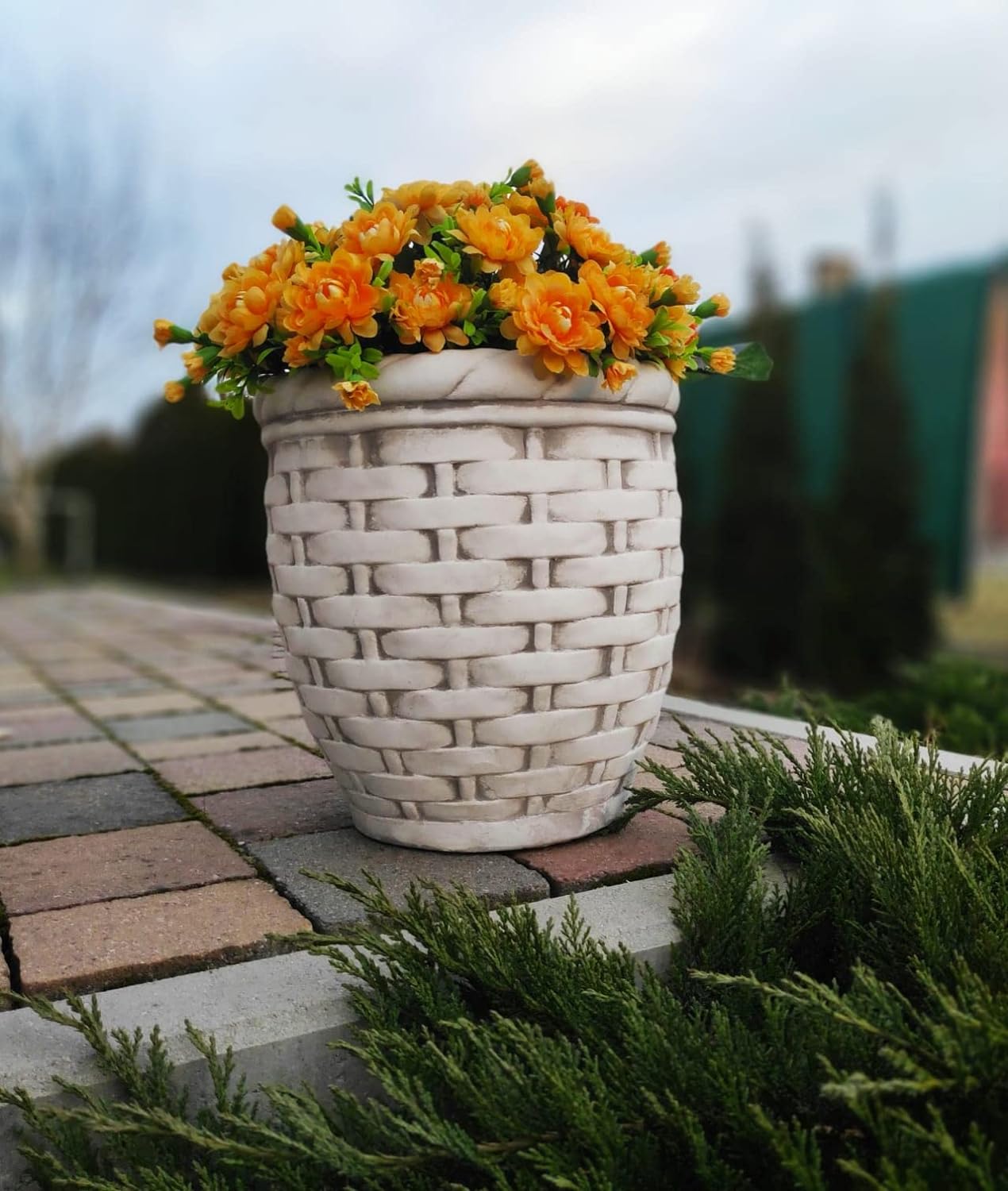 Plantador de concreto com cesta de vime alta
