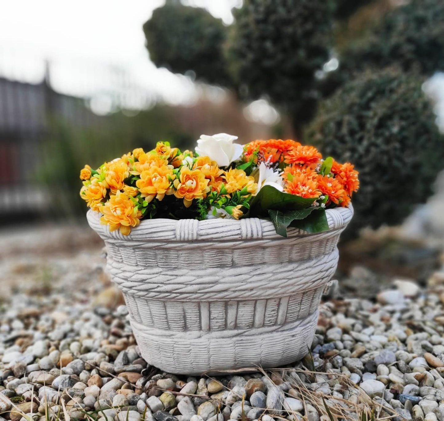 Plantador de concreto com cesta grande e larga de vime
