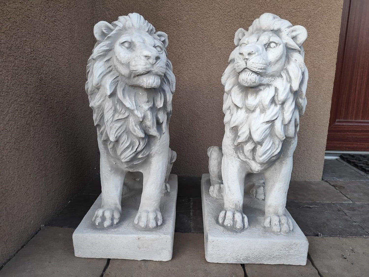 Conjunto de dois leões, feitos de pedra fundida, estátuas de jardim, ornamento, decoração