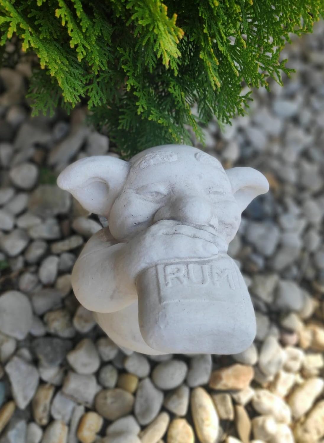Estatueta de Troll que bebe rum