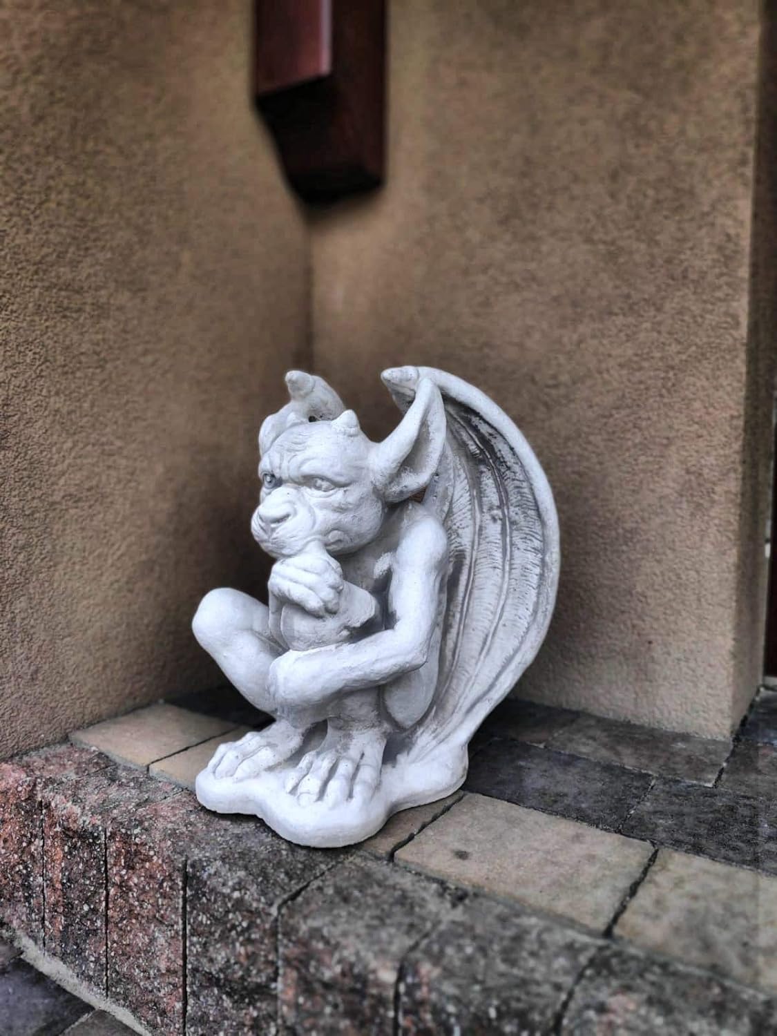 Estatueta de gárgula sentada, feita de pedra fundida, ornamento externo/interno, decoração