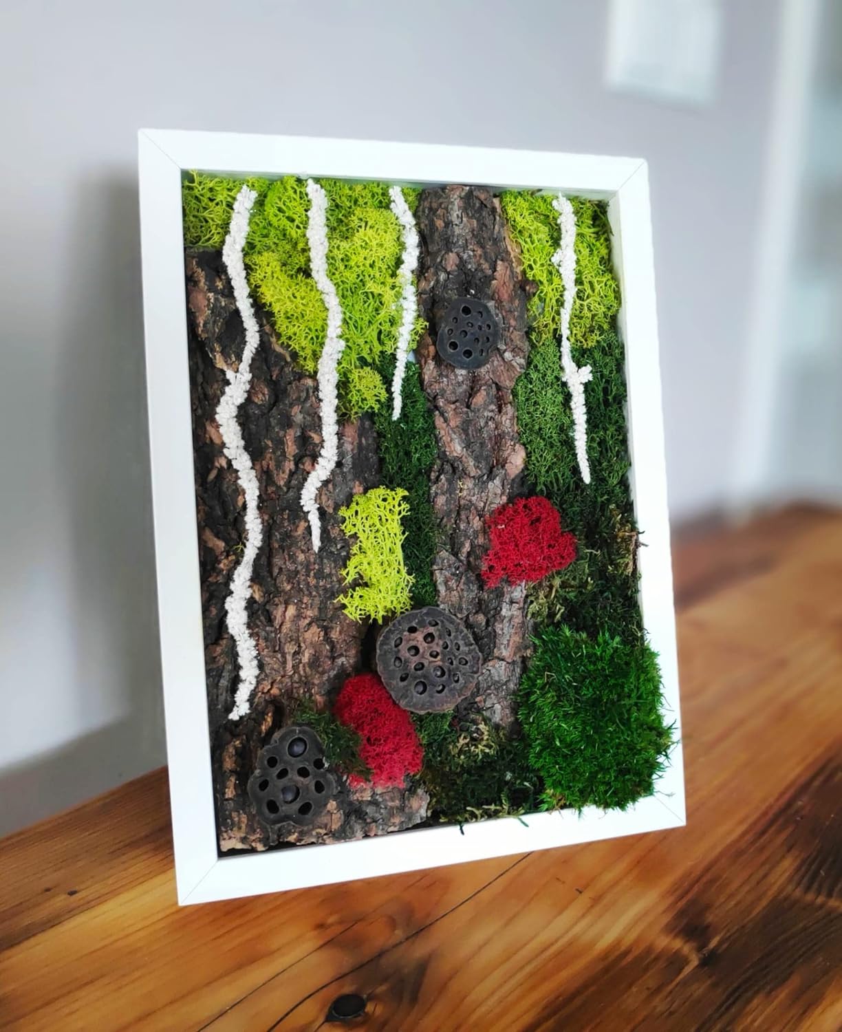 Composição de musgo escandinavo em moldura branca 23x32cm, obra de arte feita de plantas preservadas - País das maravilhas místicas