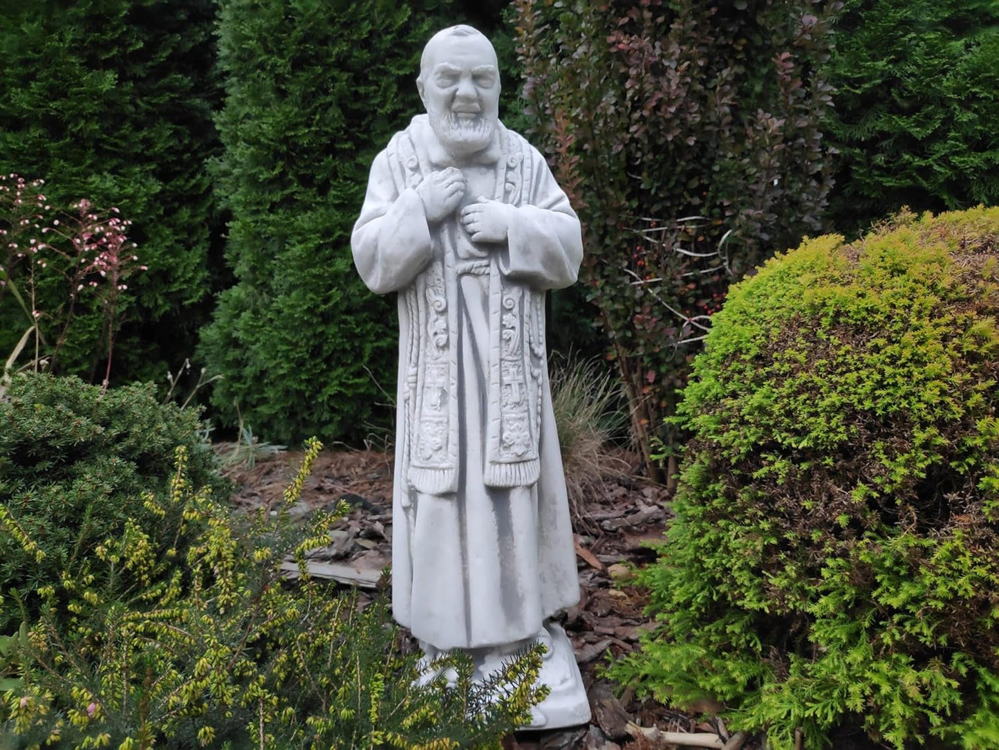 Estátua maciça, feita de concreto arquitetônico, figura externa ou interna do Padre Pio 60x22x14cm