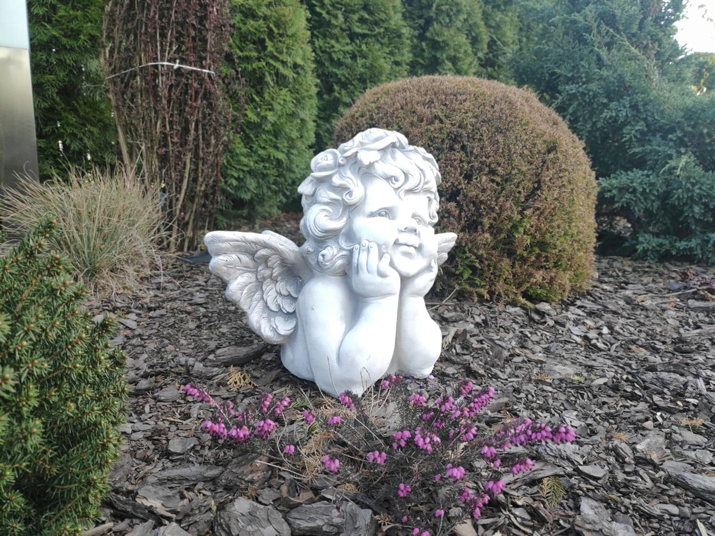 Figura de Serafim Observador - Anjo Sorridente em Pedra Fundida, 31cm de Altura