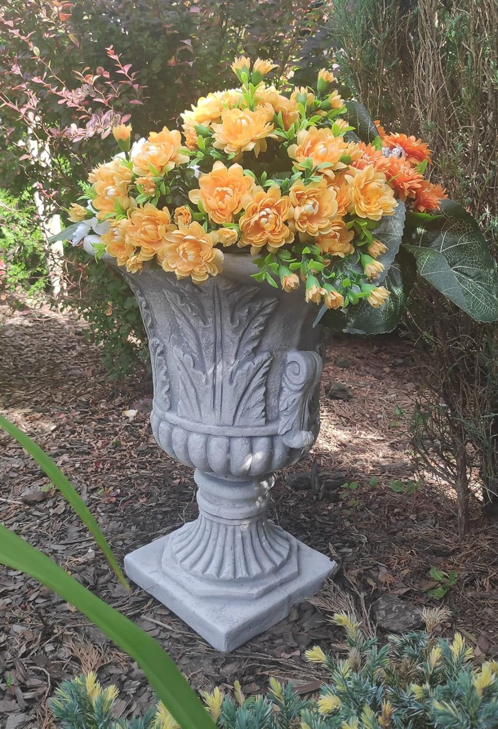Urna de plantador de concreto elegante ornamentado - destaque de jardim de 46 cm de altura