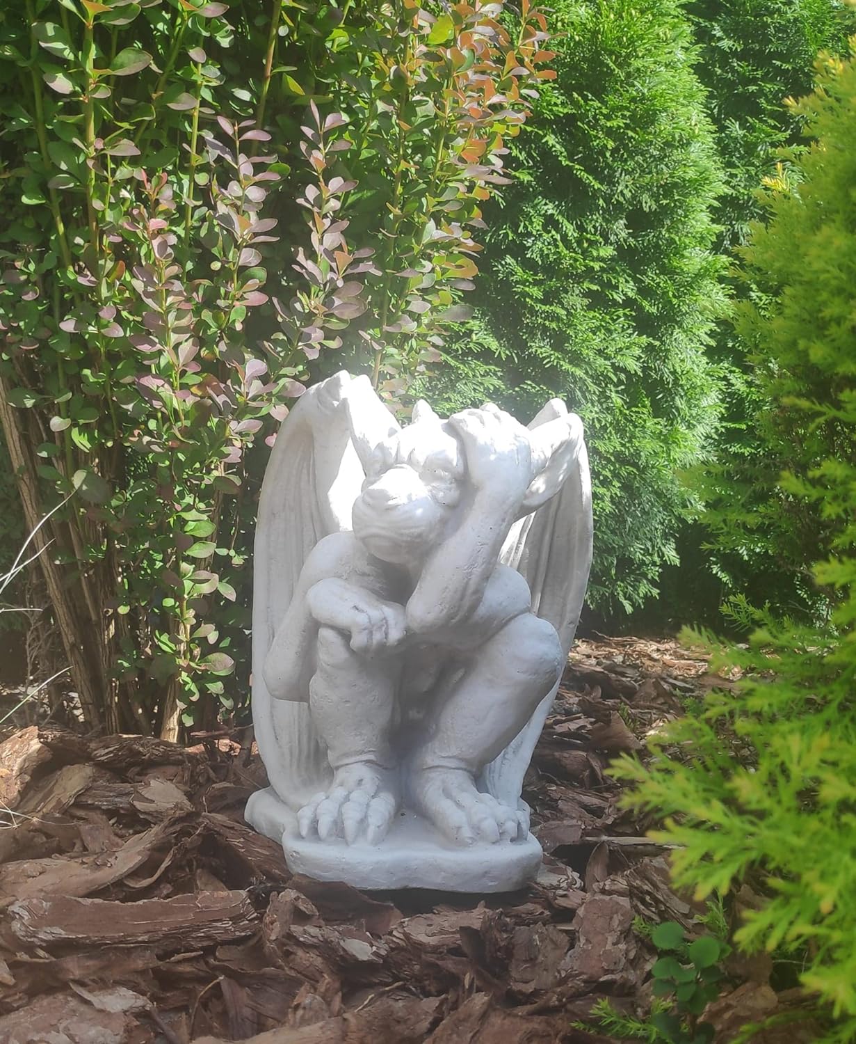 Pequena estatueta de gárgula, ornamento interno ou externo, estátua de pedra