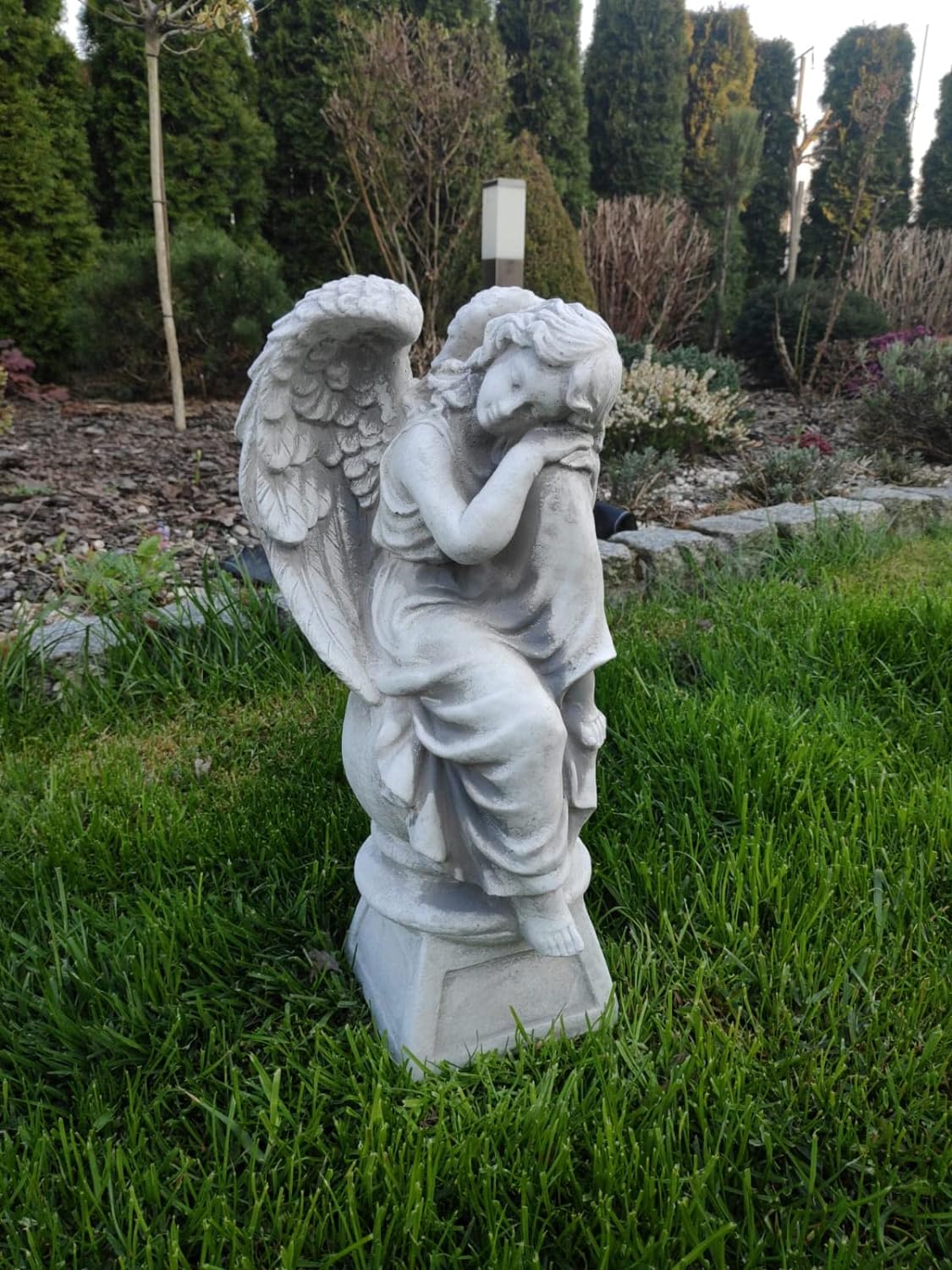 Escultura de anjo descansando em pedestal 42cm