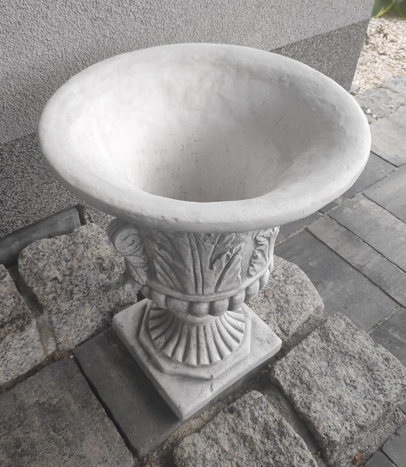 Urna de plantador de concreto elegante ornamentado - destaque de jardim de 46 cm de altura