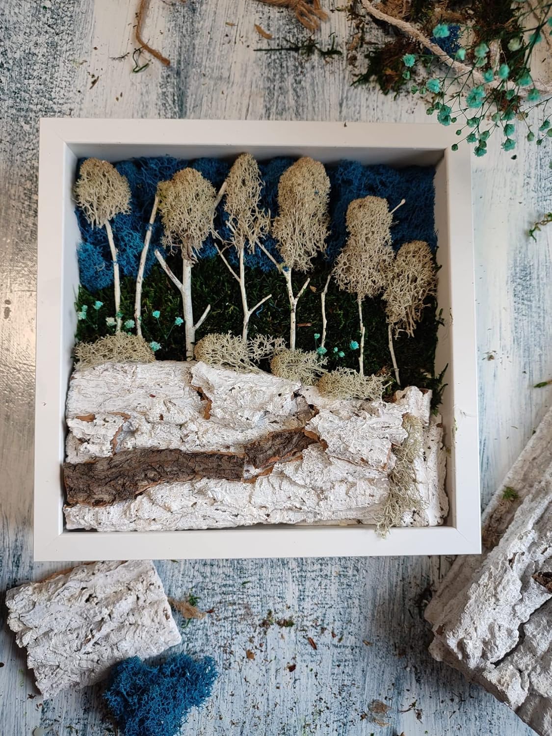 Composição de musgo de rena, decoração de interior em moldura branca - Magia de inverno em uma floresta 27x27cm