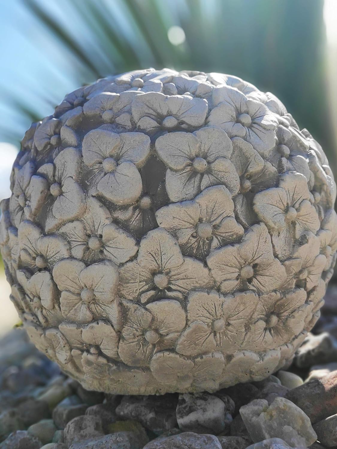 Bola de concreto adornada com amor-perfeito