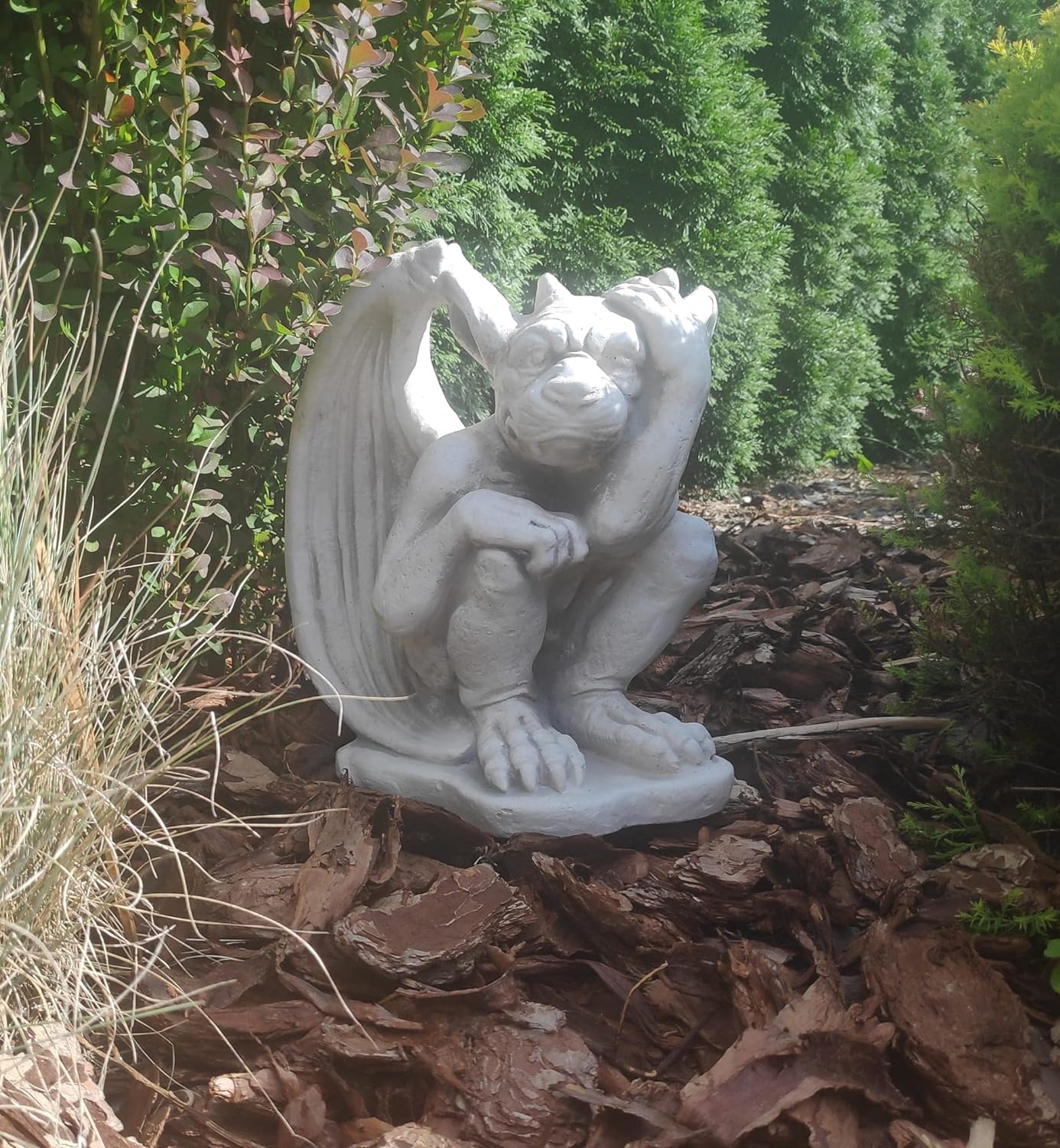 Pequena estatueta de gárgula, ornamento interno ou externo, estátua de pedra