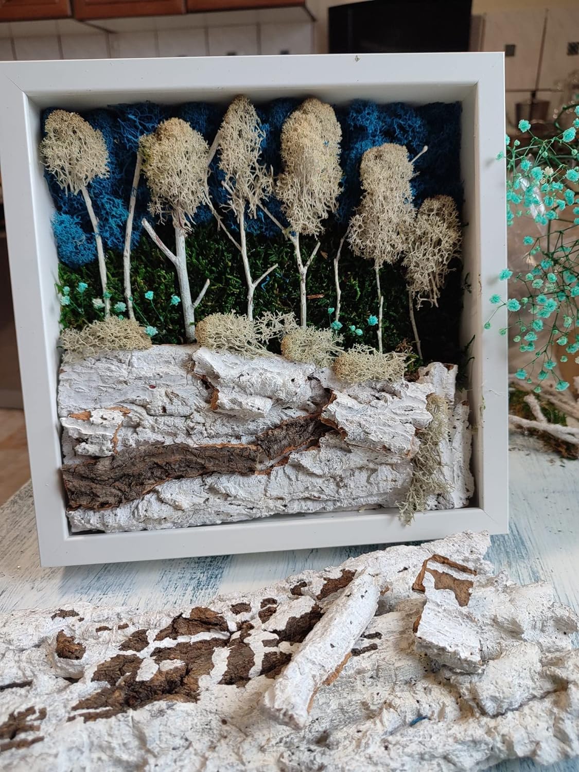 Composição de musgo de rena, decoração de interior em moldura branca - Magia de inverno em uma floresta 27x27cm