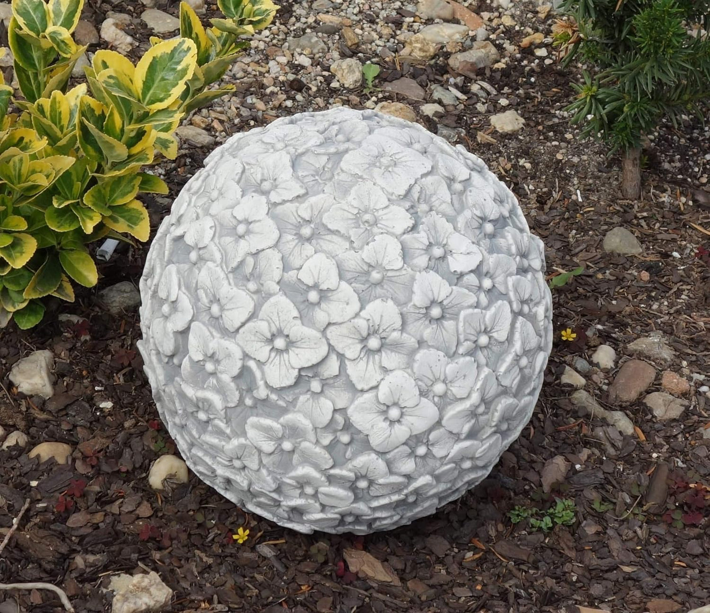 Bola de concreto adornada com amor-perfeito