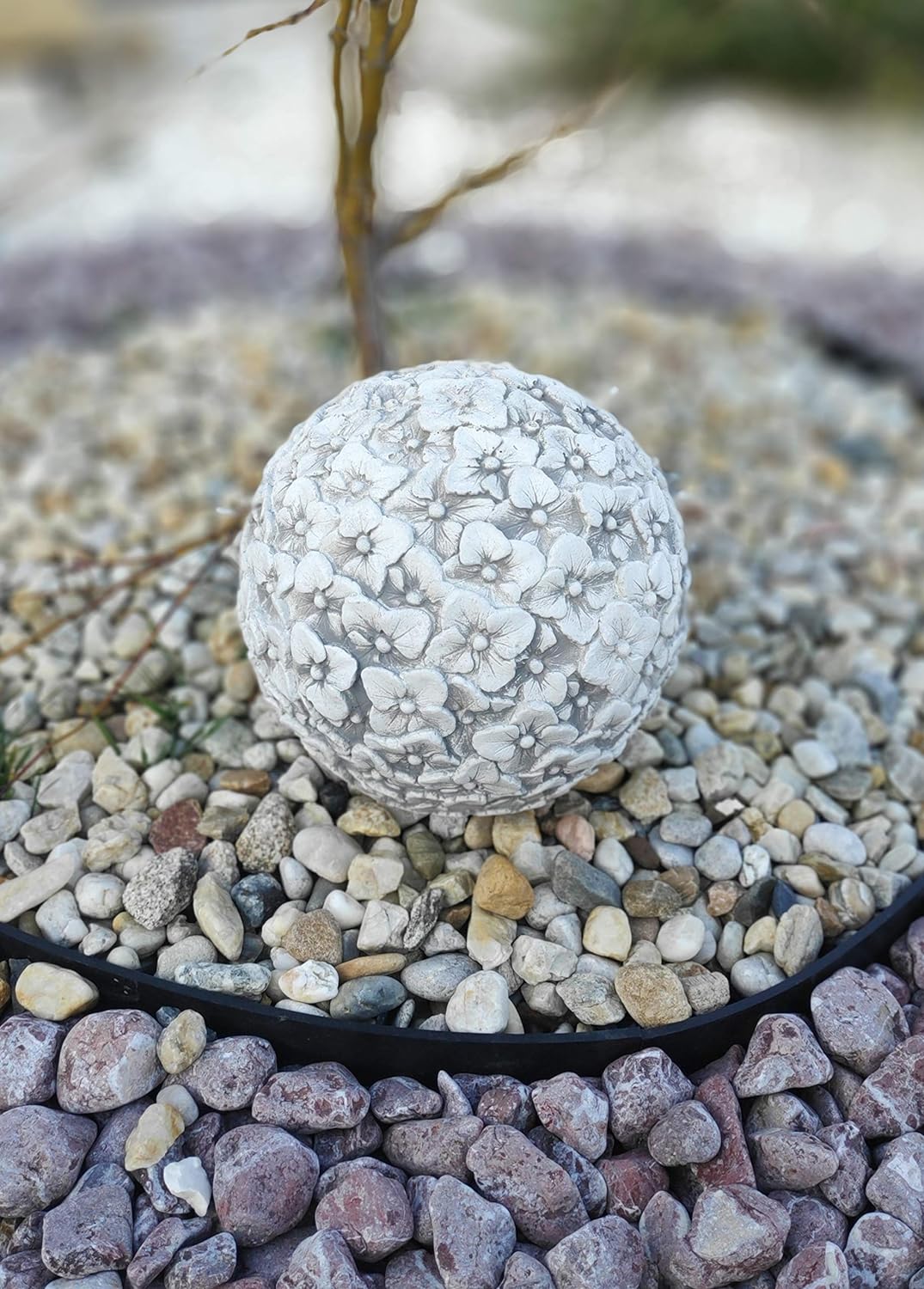 Bola de concreto adornada com amor-perfeito