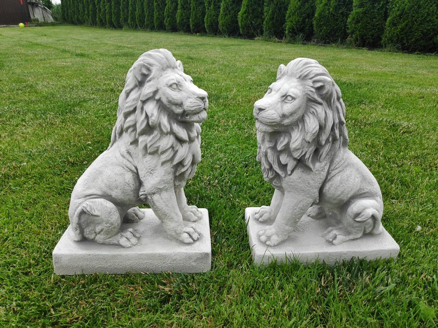 Conjunto de dois leões, feitos de pedra fundida, estátuas de jardim, ornamento, decoração