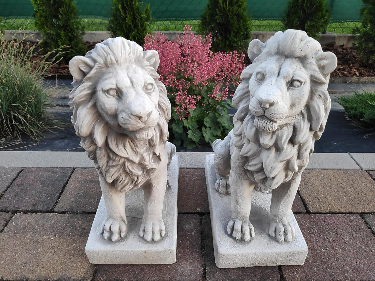 Conjunto de dois leões, feitos de pedra fundida, estátuas de jardim, ornamento, decoração