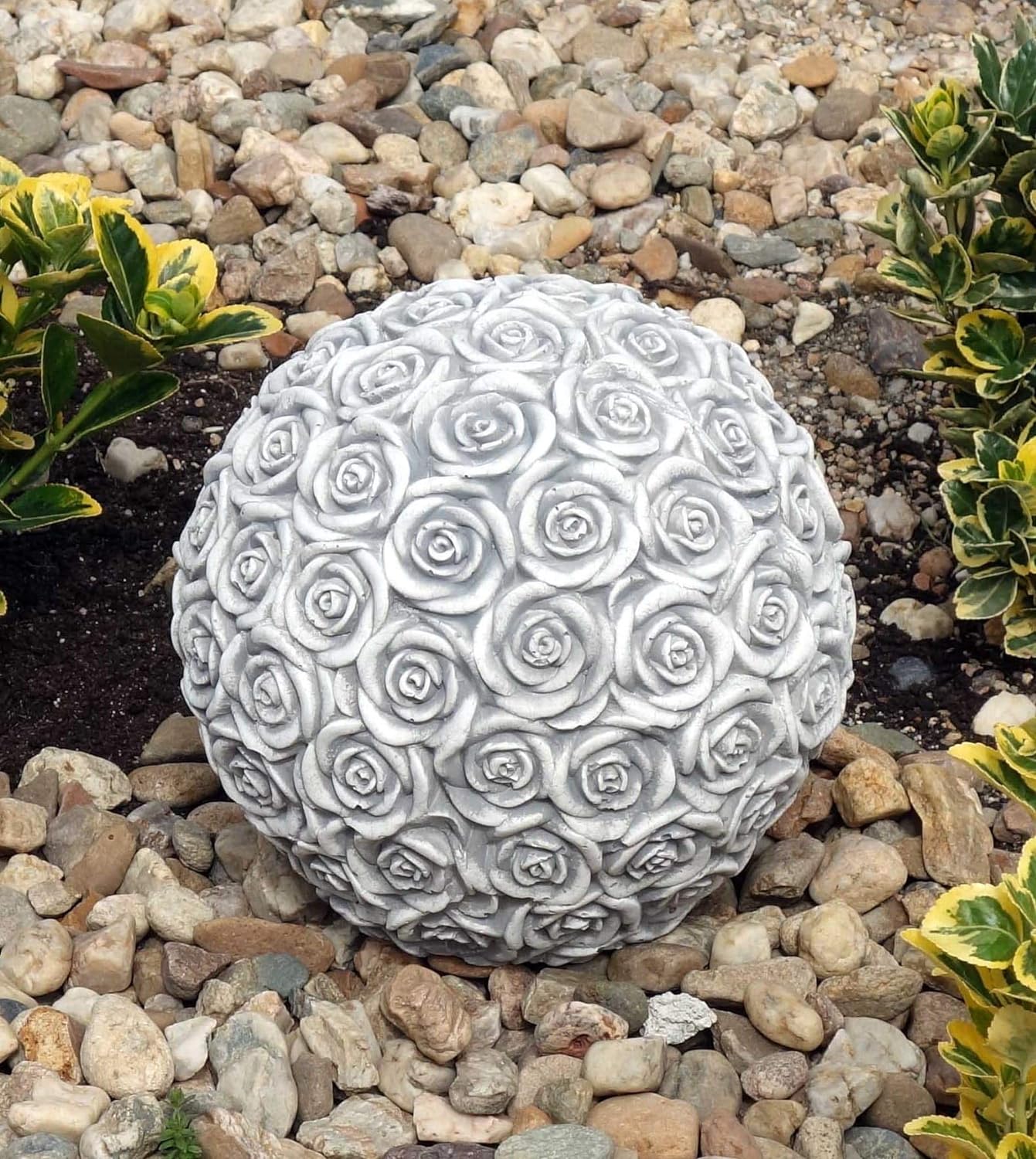 Bola de jardim de concreto coberta de rosas