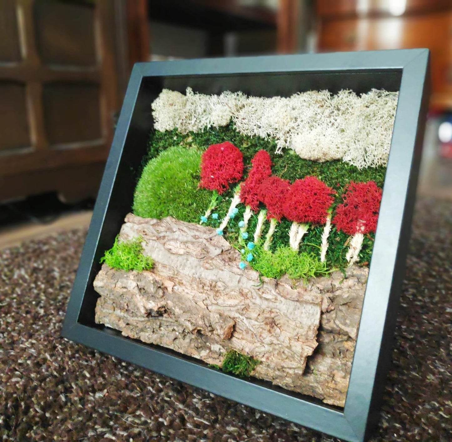 Artesanato feito com plantas preservadas e musgo de rena na moldura preta 27x27cm - Outono Mágico em Paris