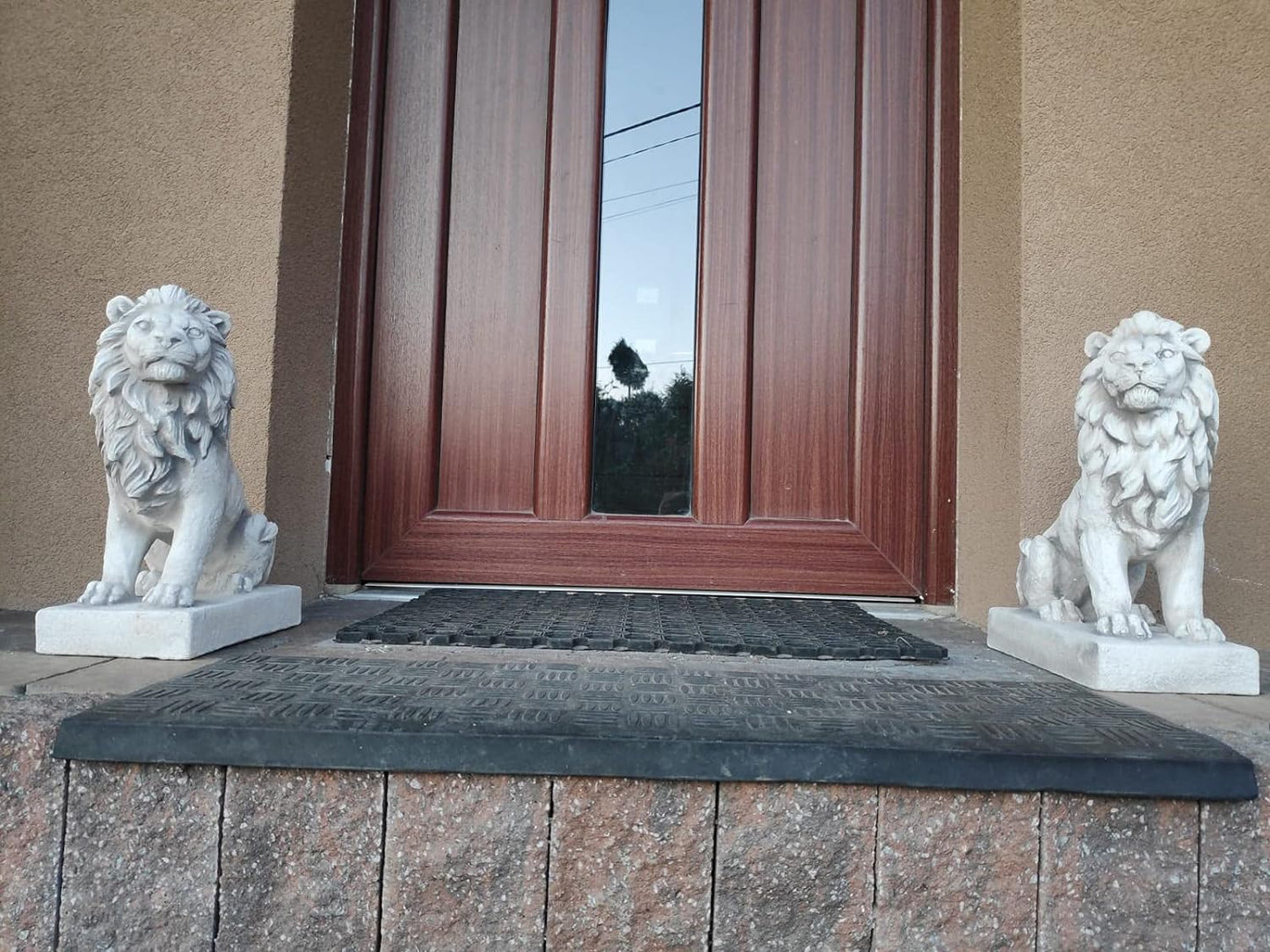 Conjunto de dois leões, feitos de pedra fundida, estátuas de jardim, ornamento, decoração