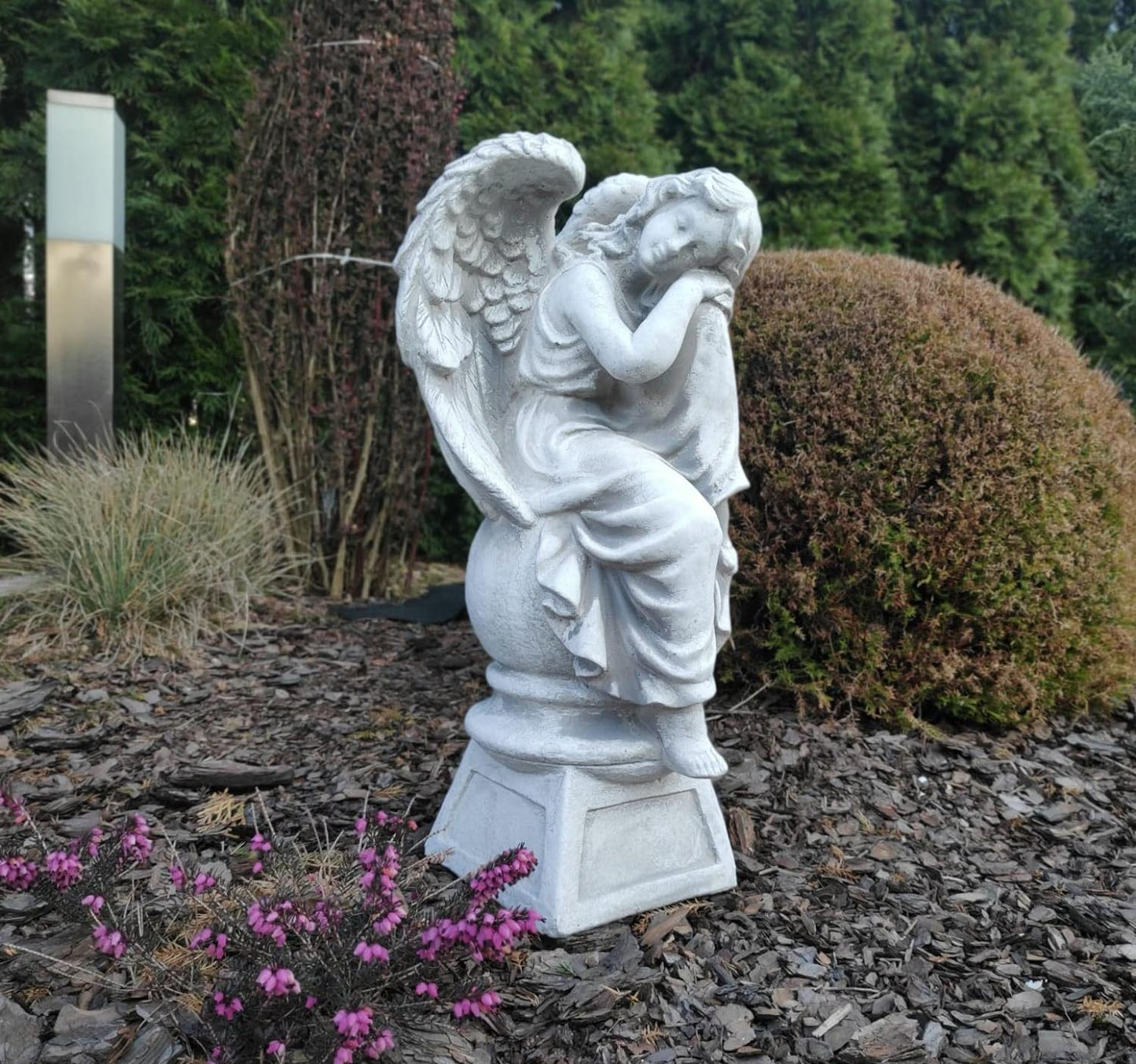 Escultura de anjo descansando em pedestal 42cm