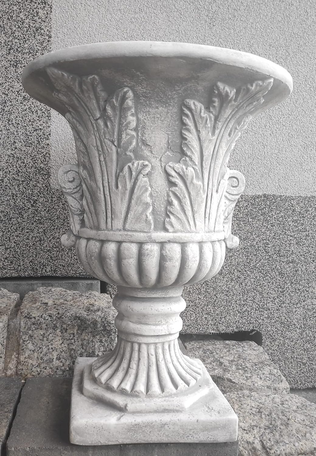Urna de plantador de concreto elegante ornamentado - destaque de jardim de 46 cm de altura