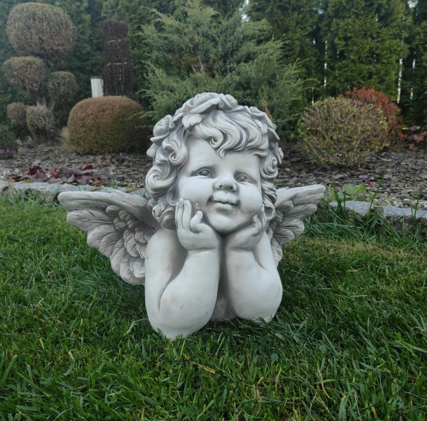 Figura de Serafim Observador - Anjo Sorridente em Pedra Fundida, 31cm de Altura
