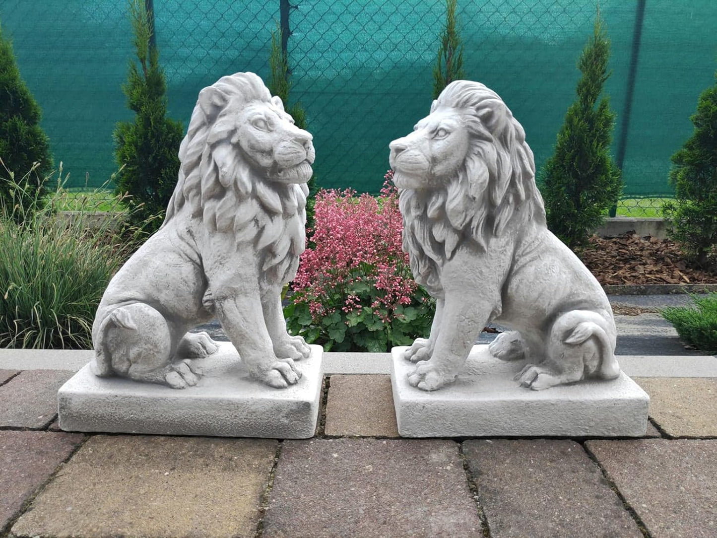 Conjunto de dois leões, feitos de pedra fundida, estátuas de jardim, ornamento, decoração