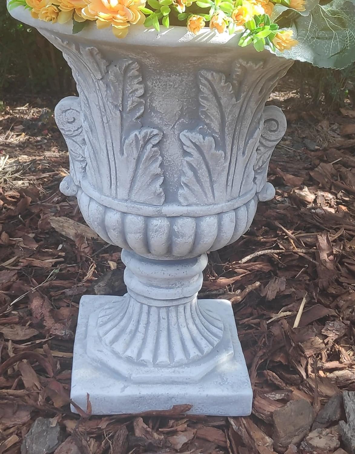 Urna de plantador de concreto elegante ornamentado - destaque de jardim de 46 cm de altura