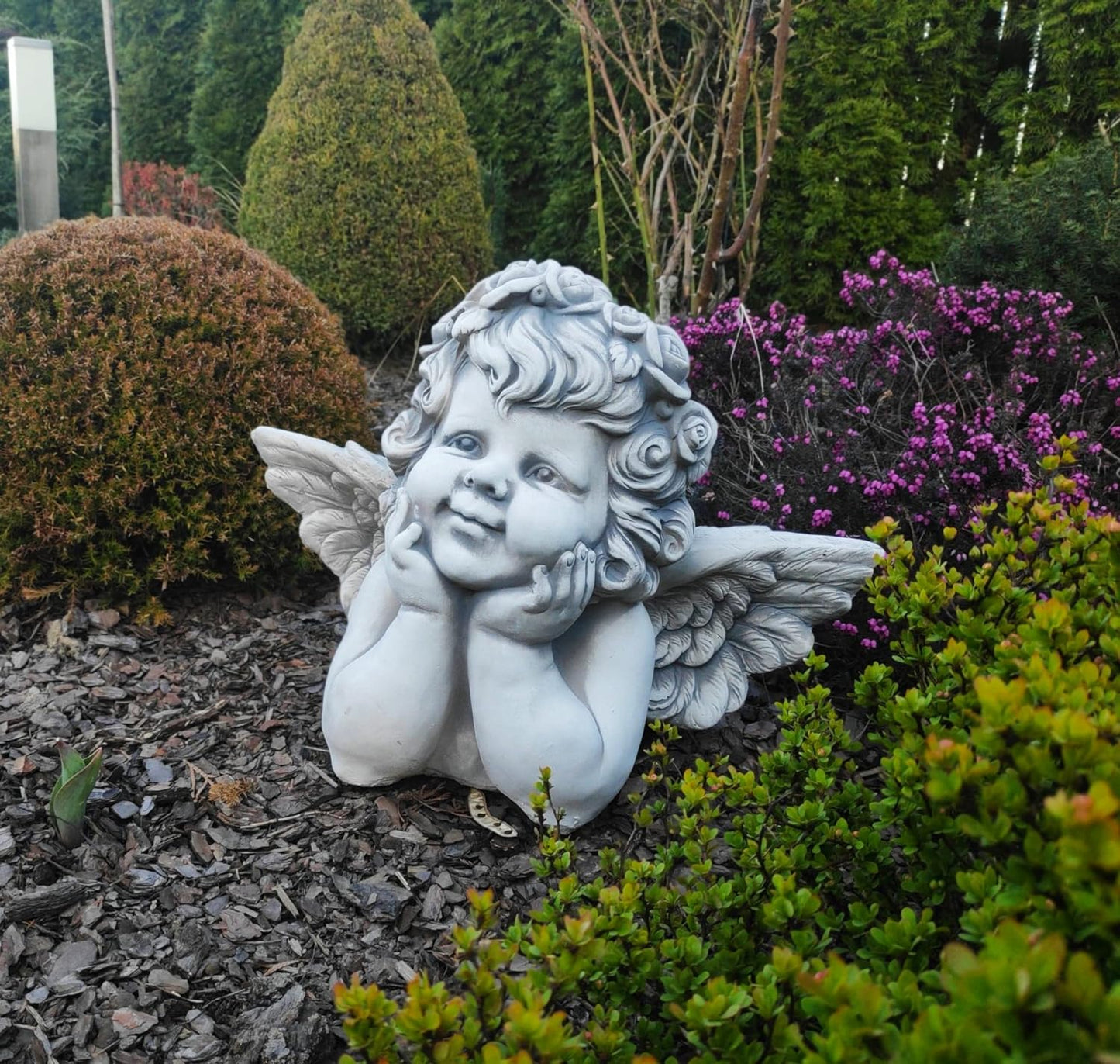 Figura de Serafim Observador - Anjo Sorridente em Pedra Fundida, 31cm de Altura