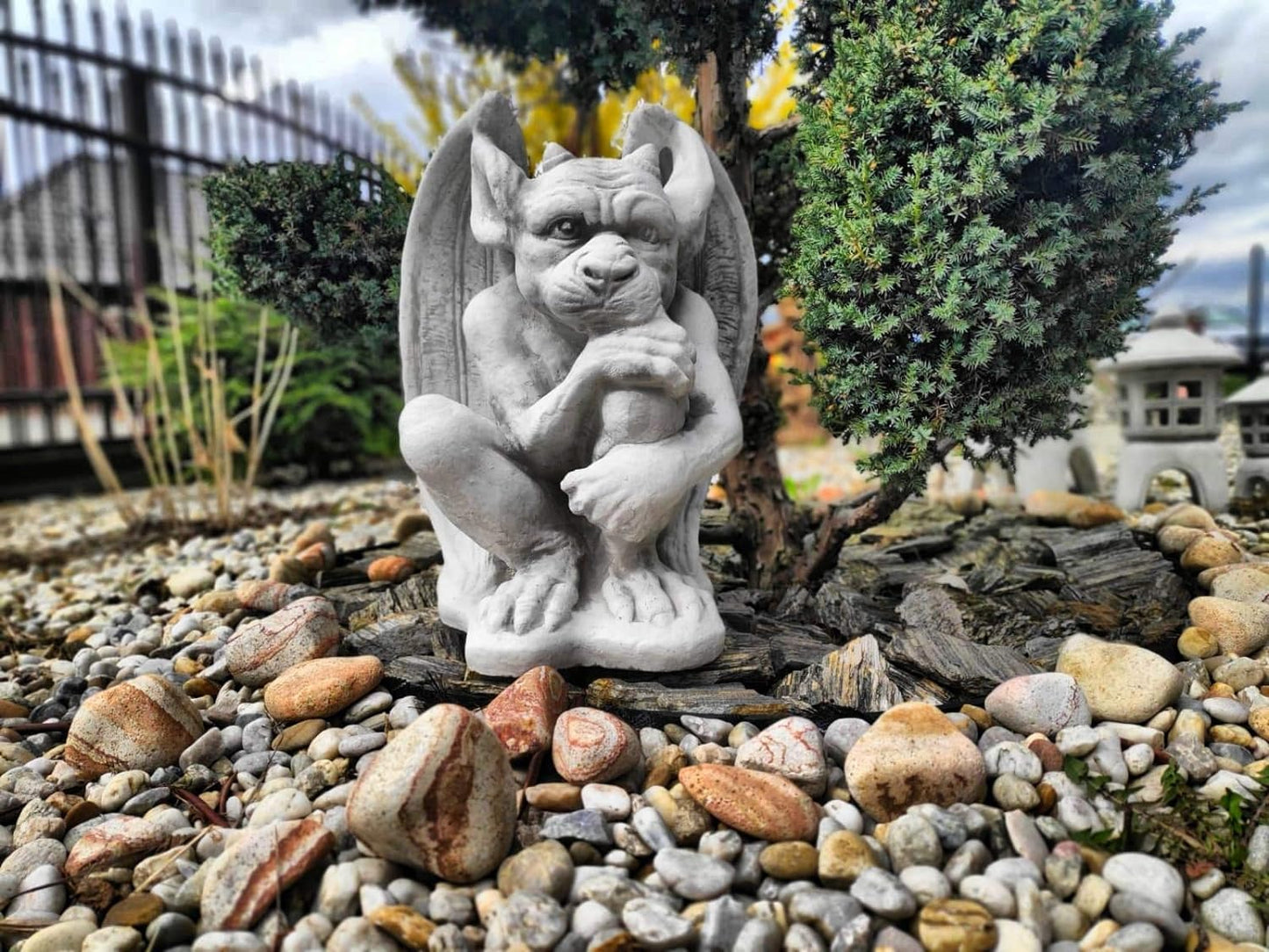 Estatueta de gárgula sentada, feita de pedra fundida, ornamento externo/interno, decoração