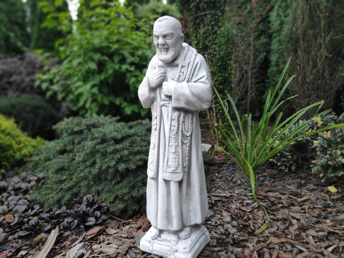 Estátua maciça, feita de concreto arquitetônico, figura externa ou interna do Padre Pio 60x22x14cm