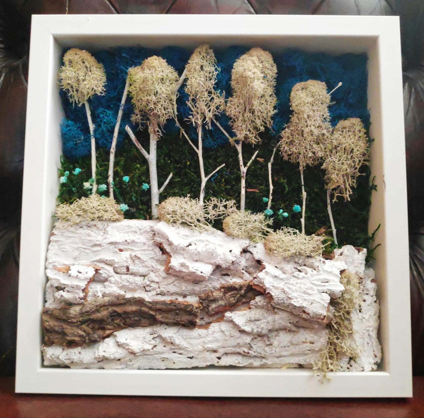 Composição de musgo de rena, decoração de interior em moldura branca - Magia de inverno em uma floresta 27x27cm