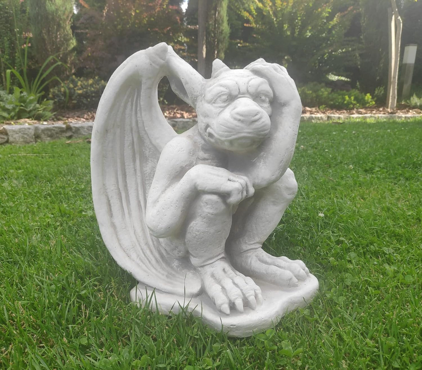 Pequena estatueta de gárgula, ornamento interno ou externo, estátua de pedra