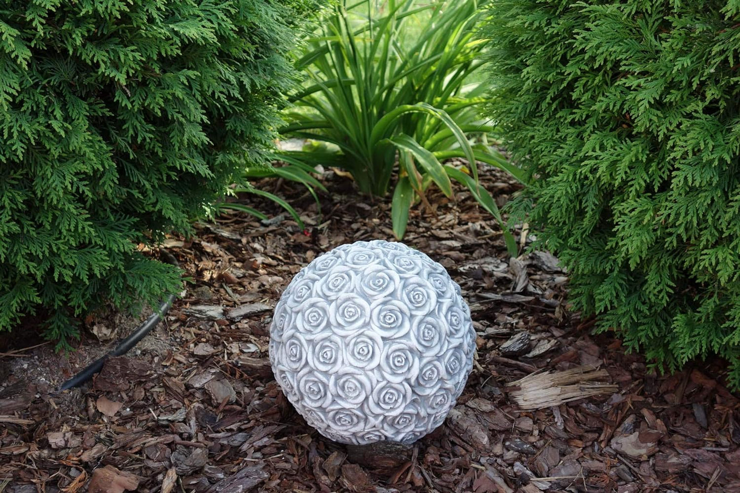 Bola de jardim de concreto coberta de rosas