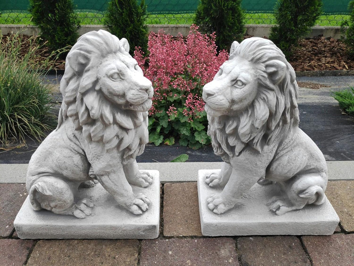 Conjunto de dois leões, feitos de pedra fundida, estátuas de jardim, ornamento, decoração