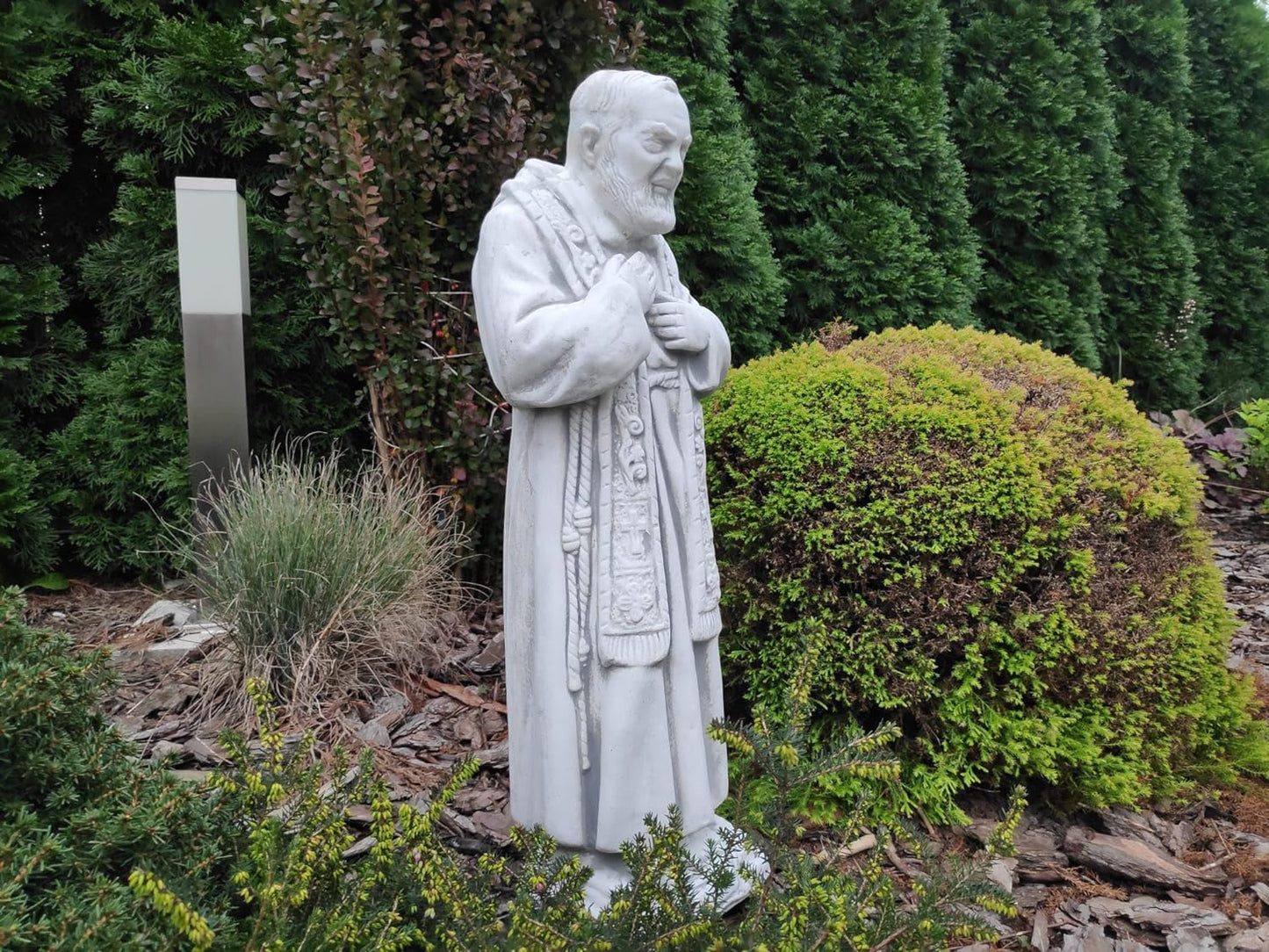 Estátua maciça, feita de concreto arquitetônico, figura externa ou interna do Padre Pio 60x22x14cm