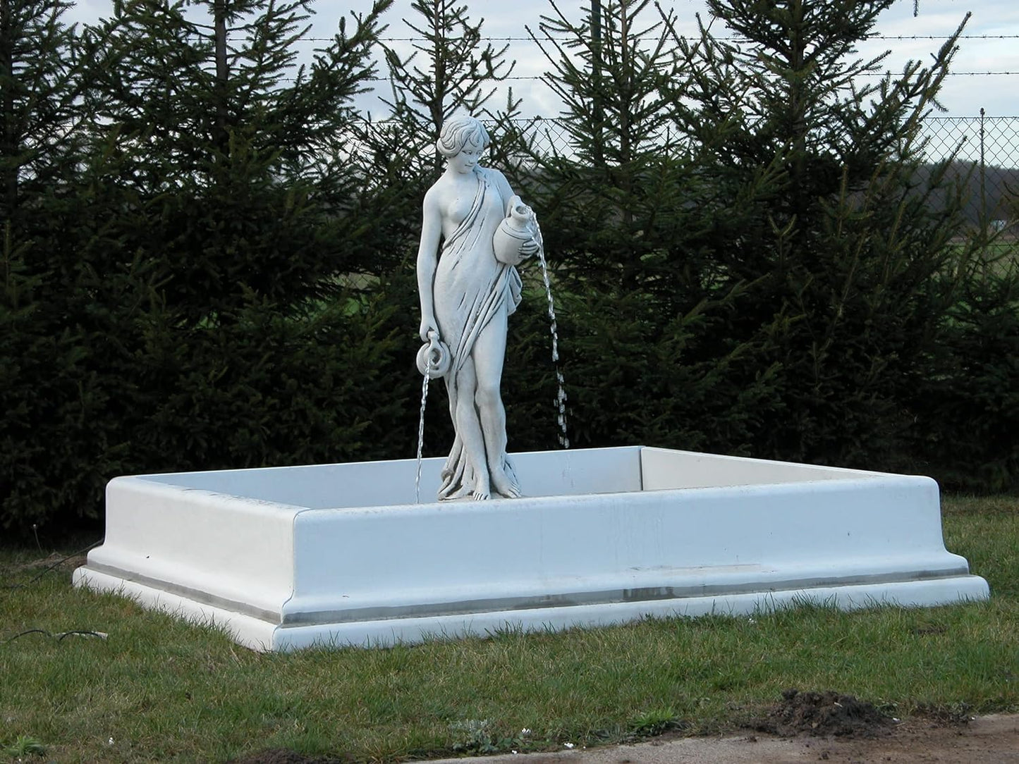 Mulher elegante com jarros de fonte de água