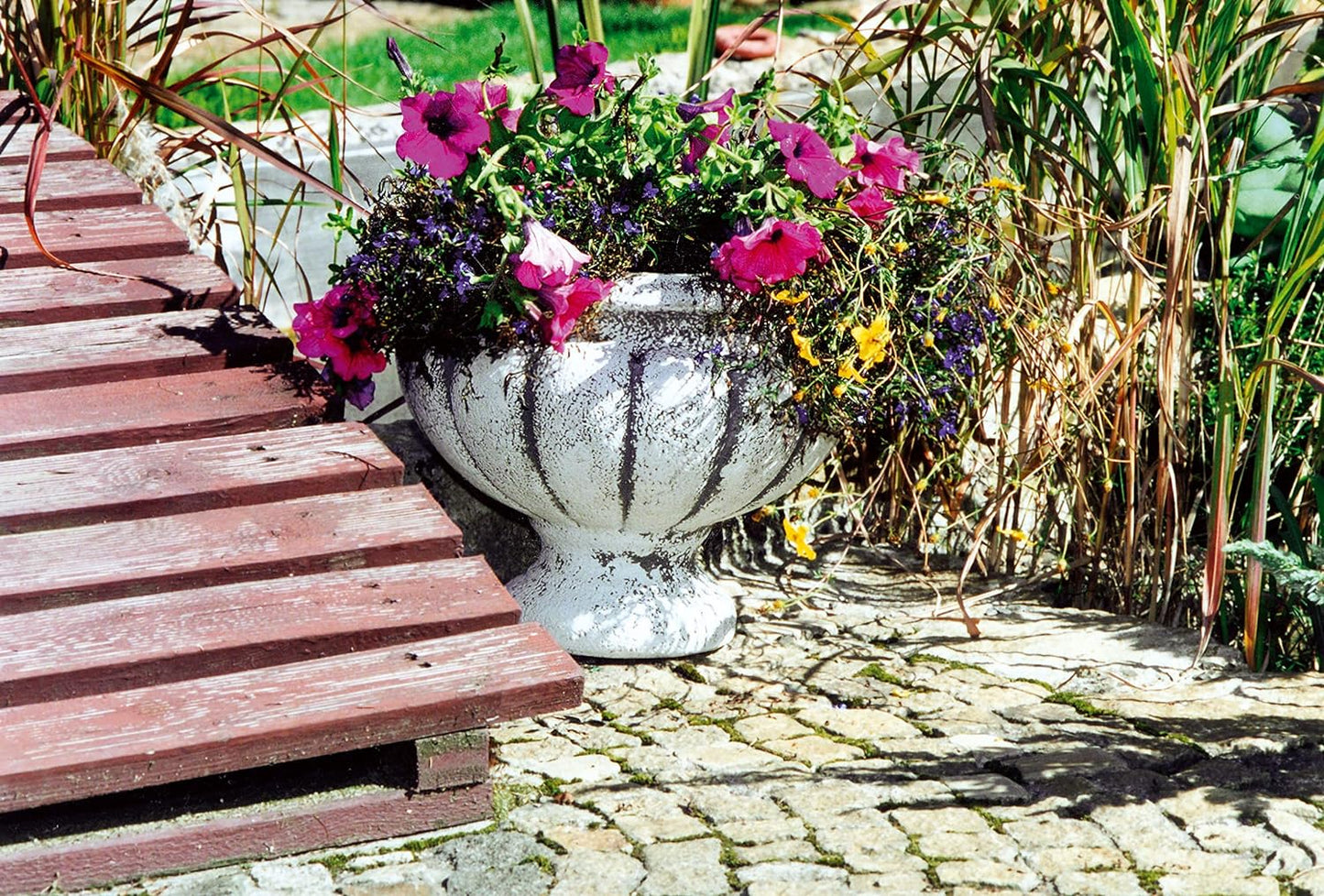 Vaso de cálice romano, feito de concreto 18 x 31 x 26 cm