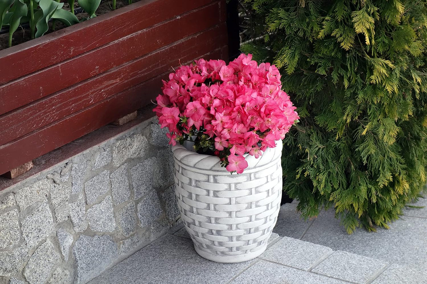 Plantador de concreto com cesta de vime alta