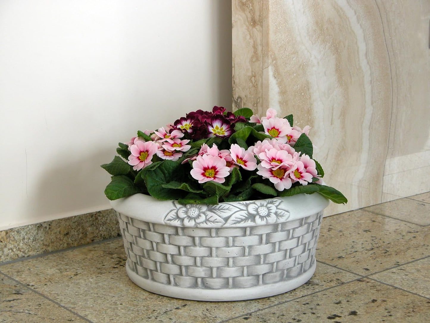 Plantador de concreto com cesta redonda larga de vime