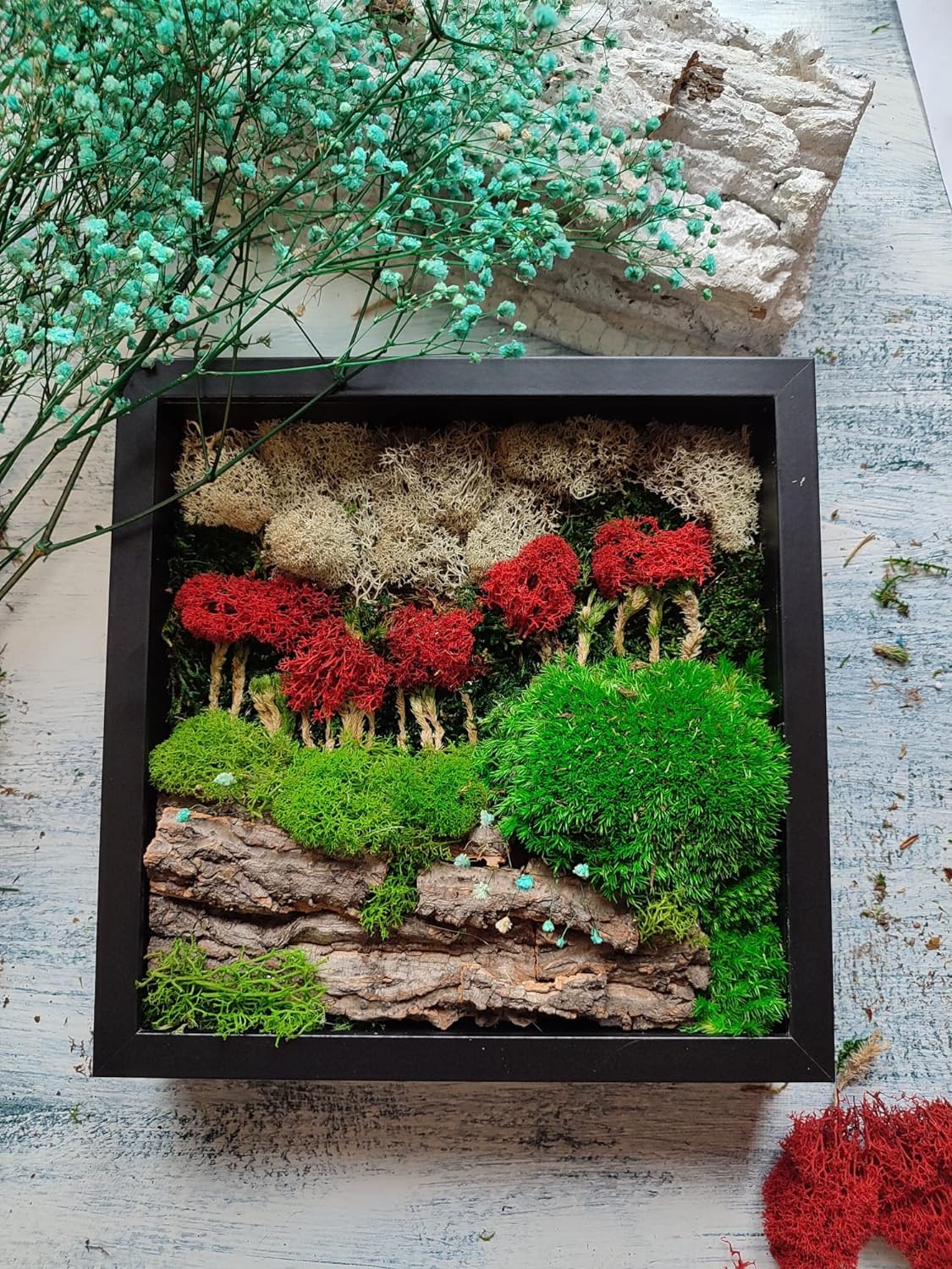 Artesanato feito com plantas preservadas e musgo de rena na moldura preta 27x27cm - Outono Mágico em Paris
