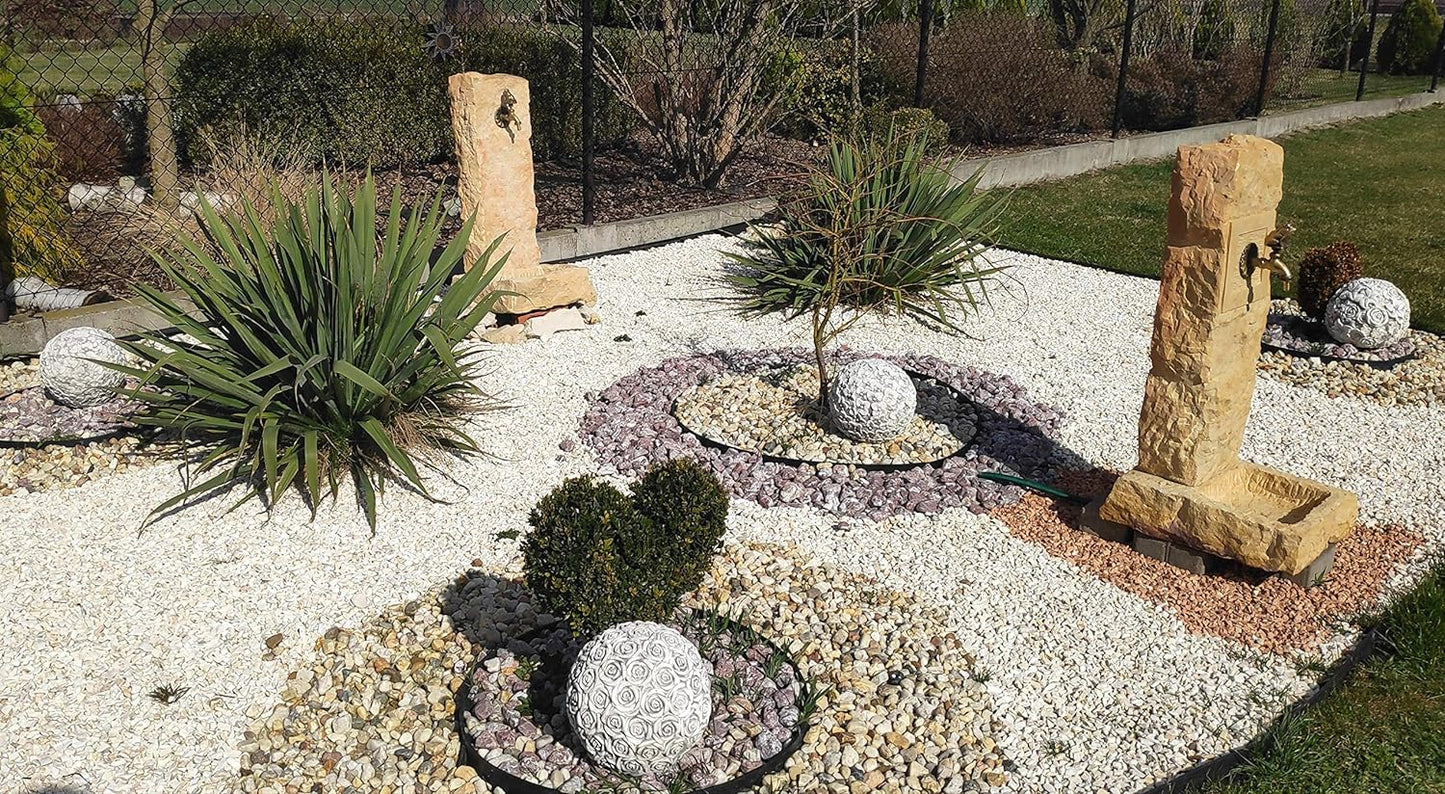 Bola de jardim de concreto coberta de rosas